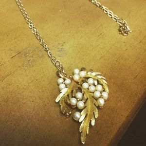 Vintage Necklace pearl long gold chain, brooch